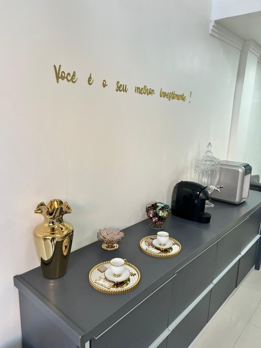 Espaço de recepção da clínica com a frase 'Você é o seu melhor investimento'